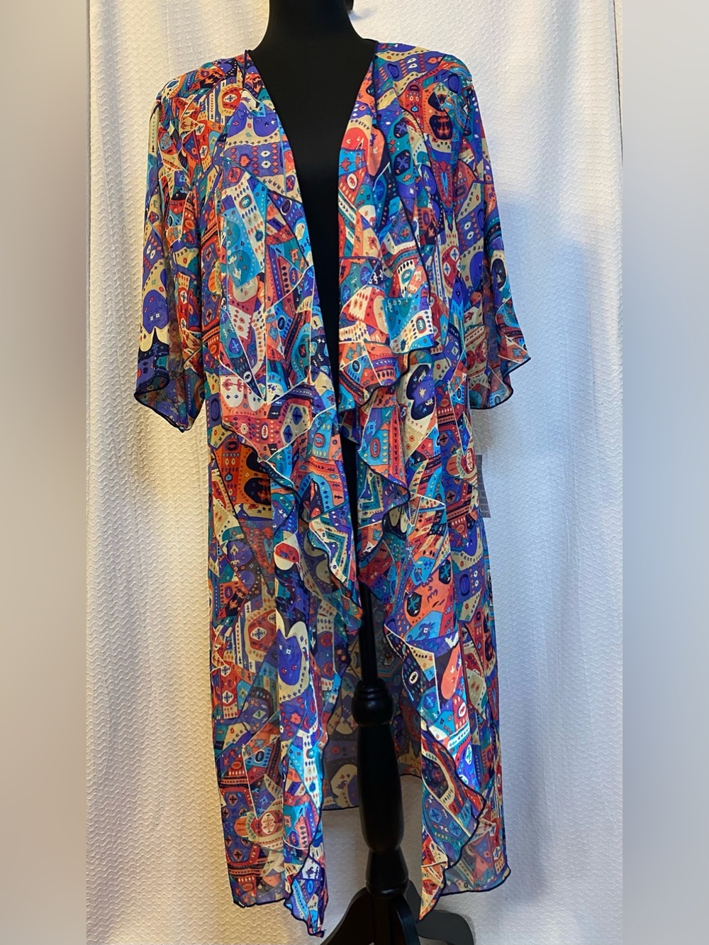 LuluRoe "Shirley" Kimono
Vibrant multicolored, geometric, print. Size M